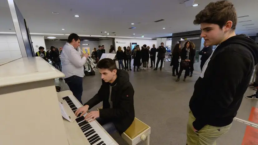 Metrò, studenti del Gambara protestano in musica