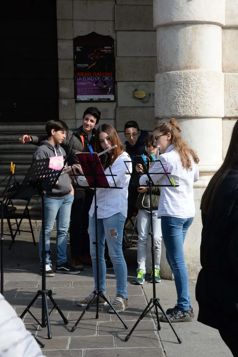 Liceo Gambara, studenti in concerto per protesta