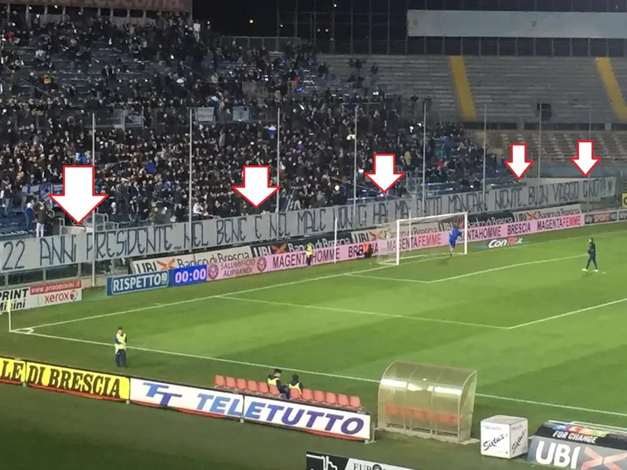 Lo striscione dei tifosi del Brescia: "In 22 anni presidente... nel bene e nel male non ci hai mai fatto mancare niente. Buon viaggio Gino"