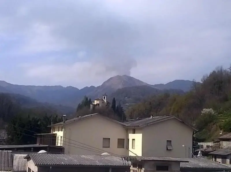 Fiamme in montagna, incendio tra Casto e Lodrino