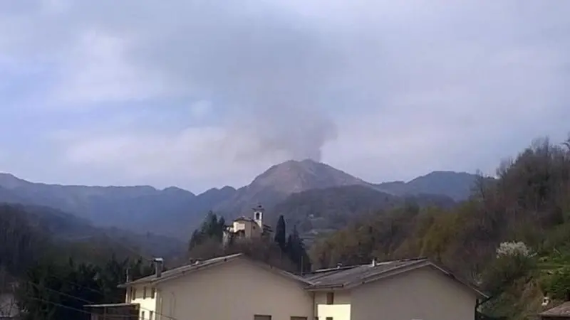 Fiamme in montagna, incendio tra Casto e Lodrino