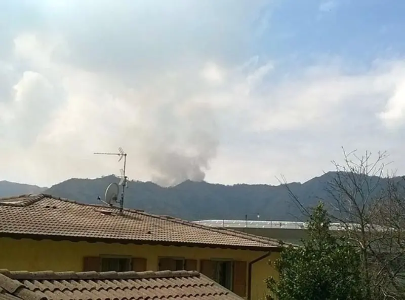 Fiamme in montagna, incendio tra Casto e Lodrino