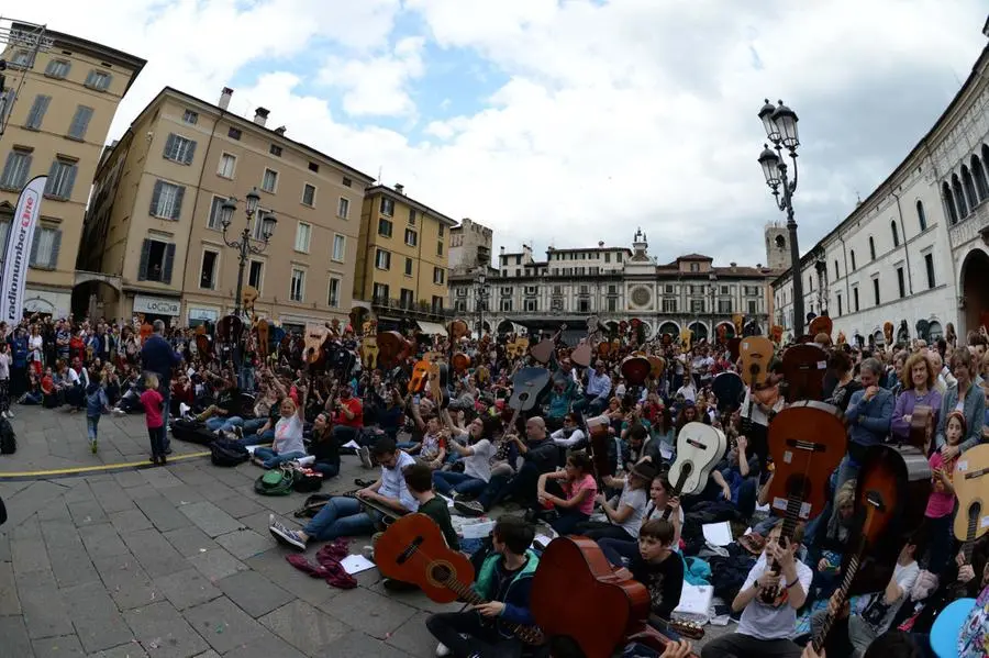 Mille chitarre in piazza