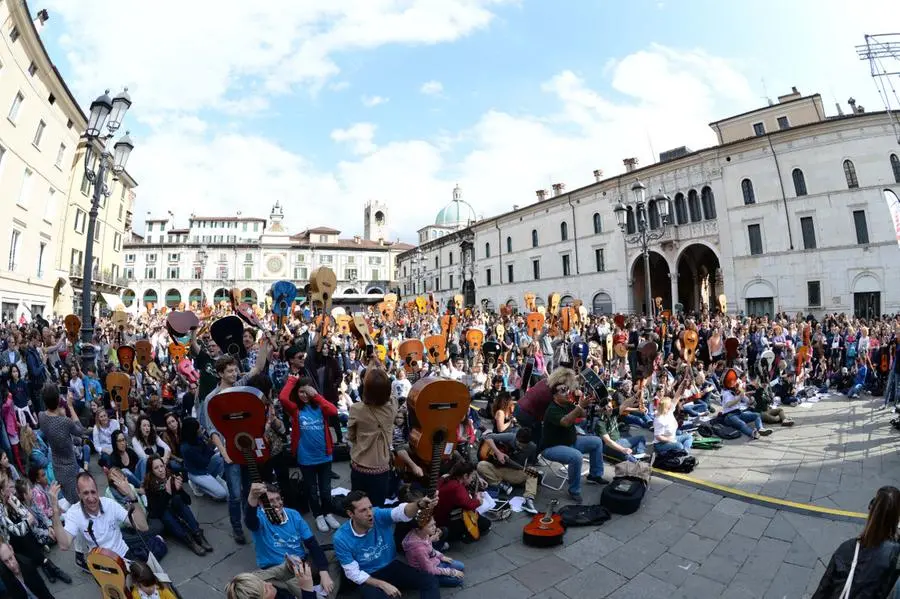 Mille chitarre in piazza