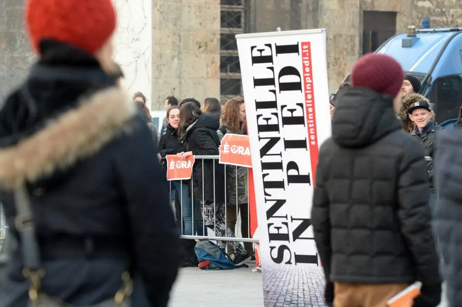 Piazza Vittoria, sentinelle in piedi