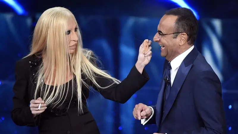 Virginia Raffaele travestita da Donatella Versace