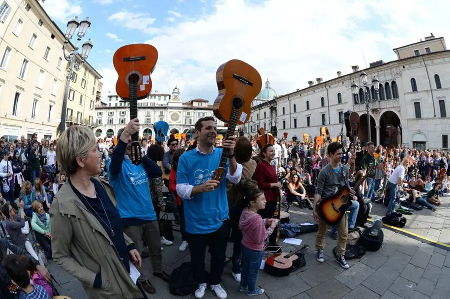 Mille chitarre in piazza