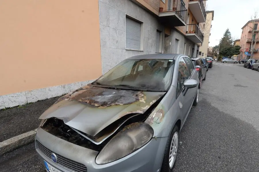 Via Tosoni, sesta auto in fiamme