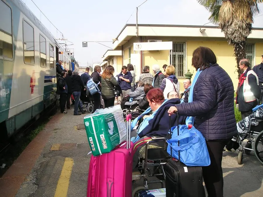 I pellegrini in partenza per Lourdes