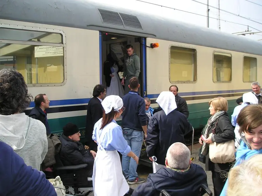 I pellegrini in partenza per Lourdes