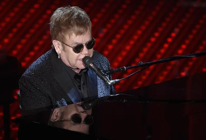 Elton John sul palco dell'Ariston