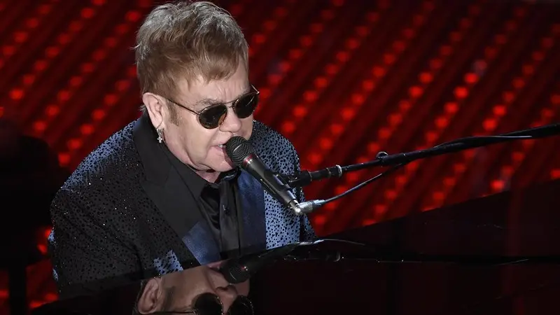Elton John sul palco dell'Ariston