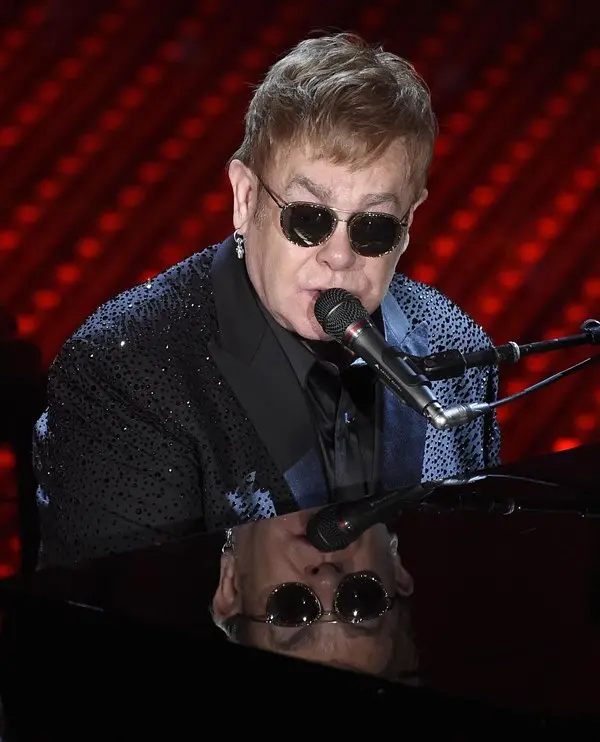 Elton John sul palco dell'Ariston