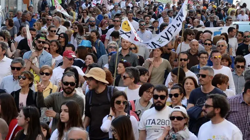 Migliaia di persone in corteo