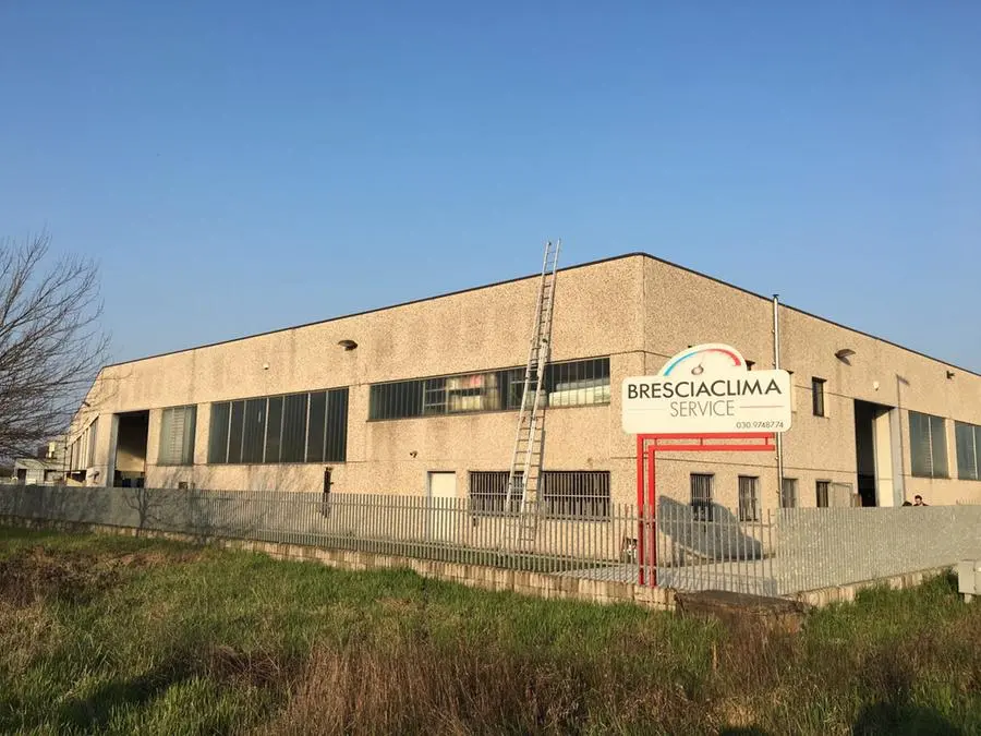 L'azienda dal tetto della quale è precipitato l'operaio