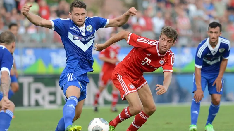 Fabio Daprelà in azione nell'amichevole del Brescia col Bayern Monaco