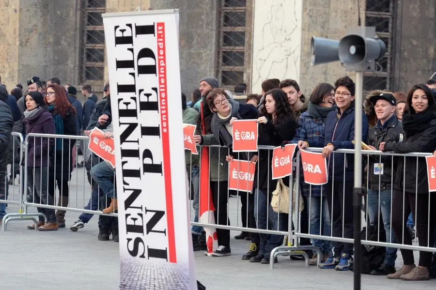 Piazza Vittoria, sentinelle in piedi