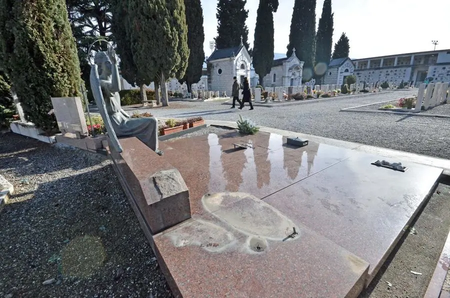 Il cimitero di Mompiano e le tombe sfregiate