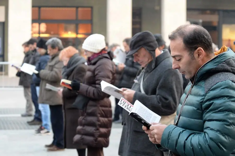 Piazza Vittoria, sentinelle in piedi