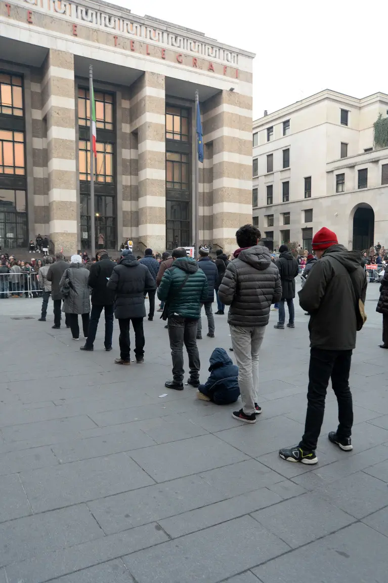 Piazza Vittoria, sentinelle in piedi