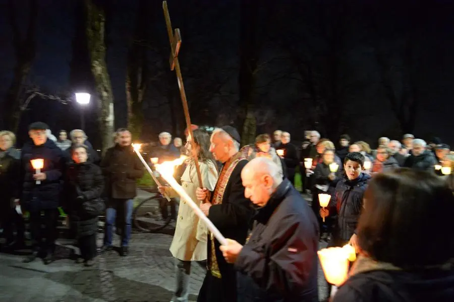 La Via Crucis per la città