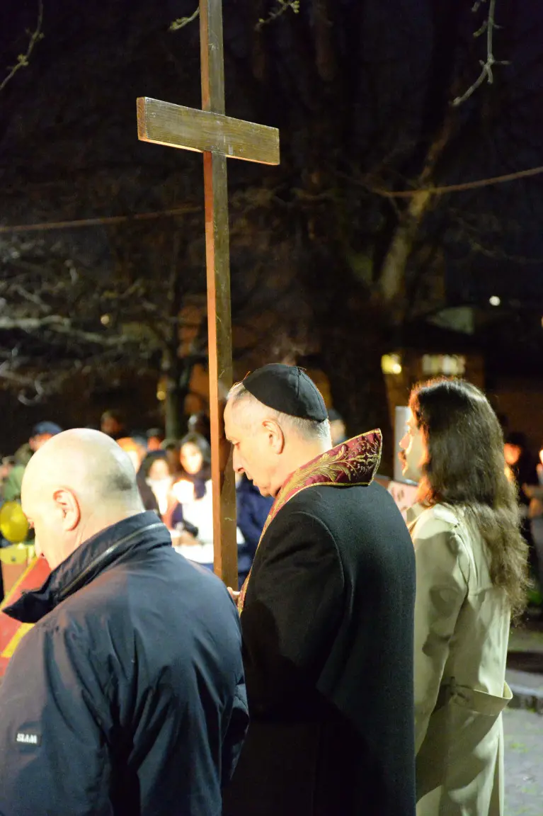 La Via Crucis per la città