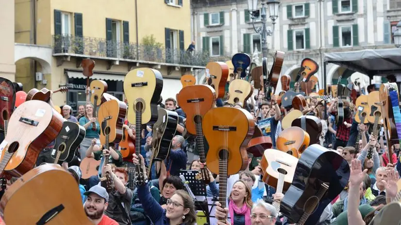Mille chitarre in piazza