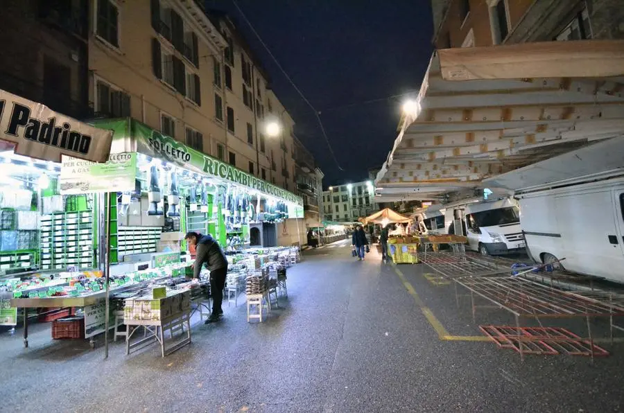 Gli ultimi preparativi per la fiera