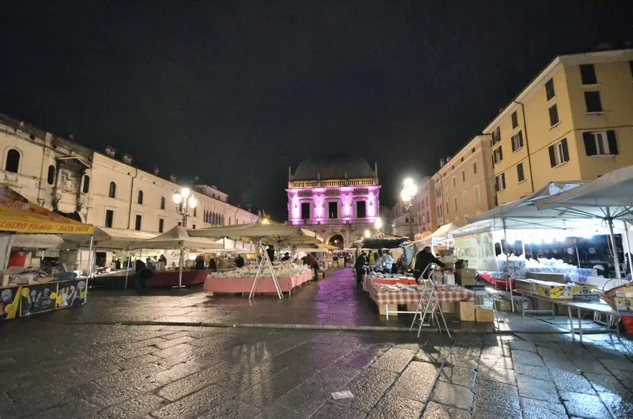 Gli ultimi preparativi per la fiera