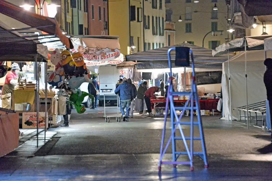 Gli ultimi preparativi per la fiera