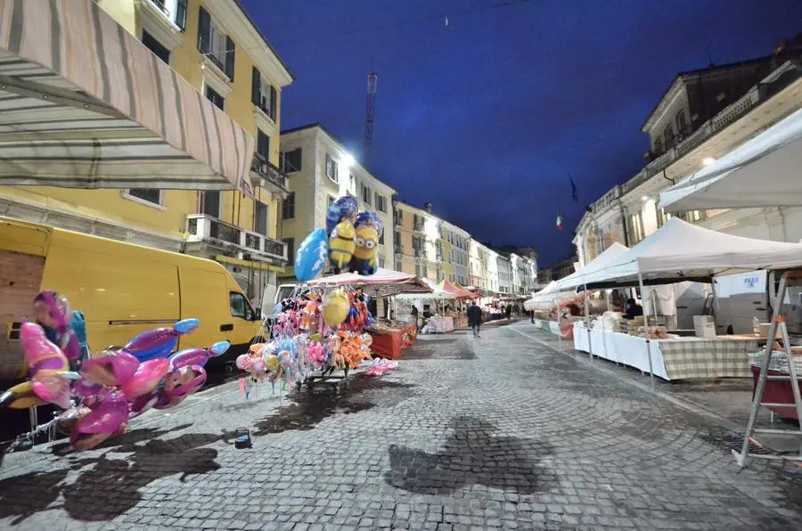 Gli ultimi preparativi per la fiera