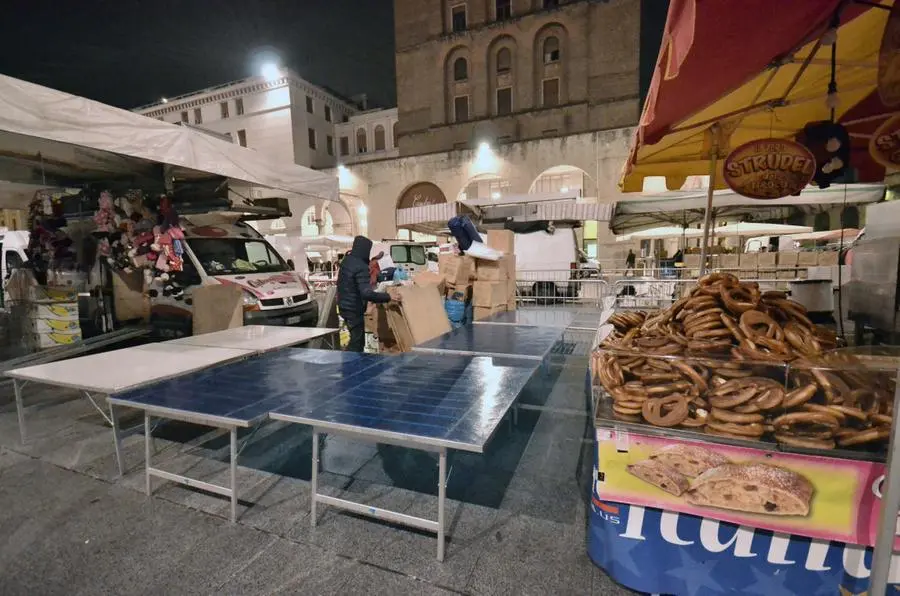 Gli ultimi preparativi per la fiera