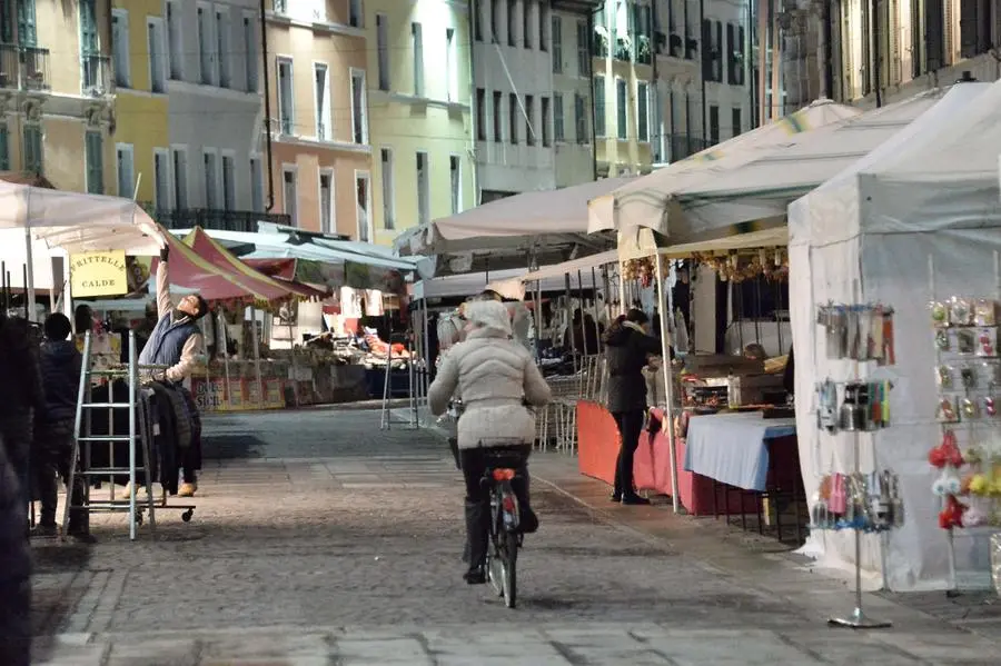 Gli ultimi preparativi per la fiera