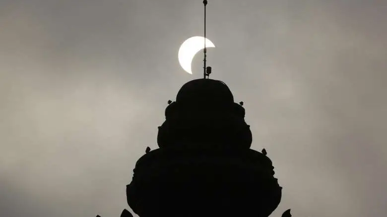 Alcune foto dell'eclissi di sole scattate a Singapore e pubblicate su www.straitstimes.com/s