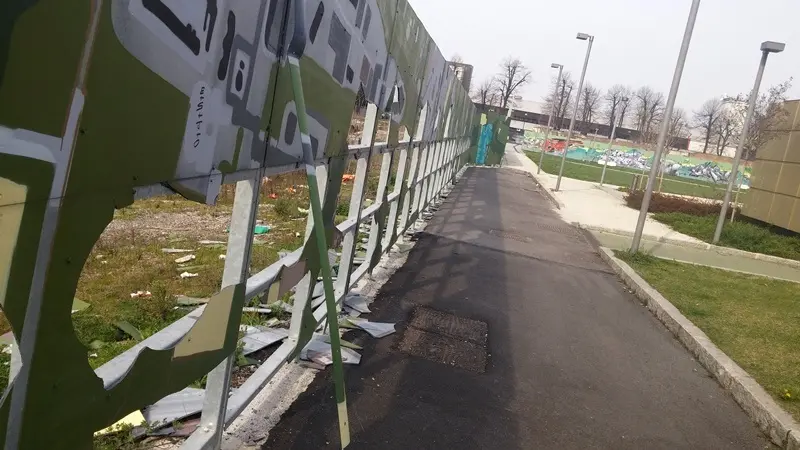 Parco Venturini, degrado e vandali in azione