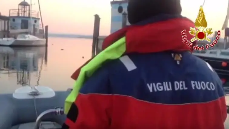 Vigili del fuoco impegnati nelle ricerche sul Garda