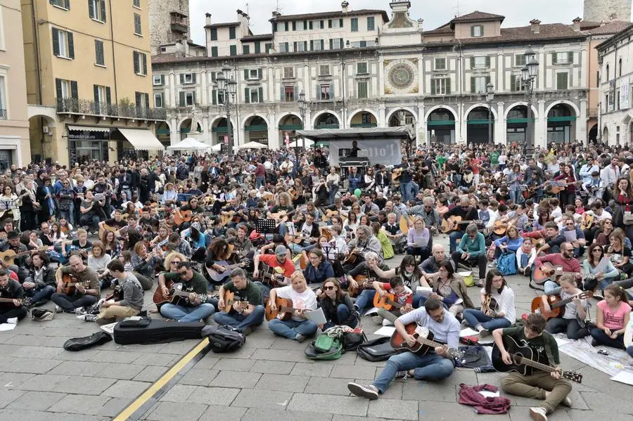 Mille chitarre in piazza