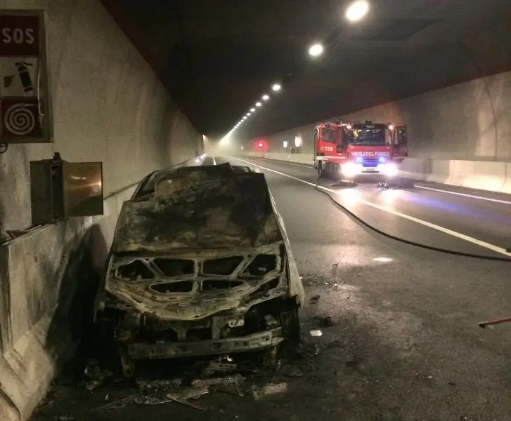 L'auto distrutta dalle fiamme in galleria