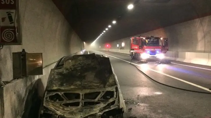 L'auto distrutta dalle fiamme in galleria