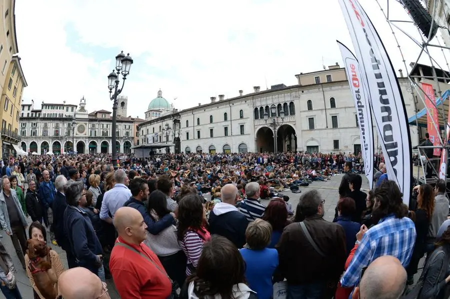 Mille chitarre in piazza