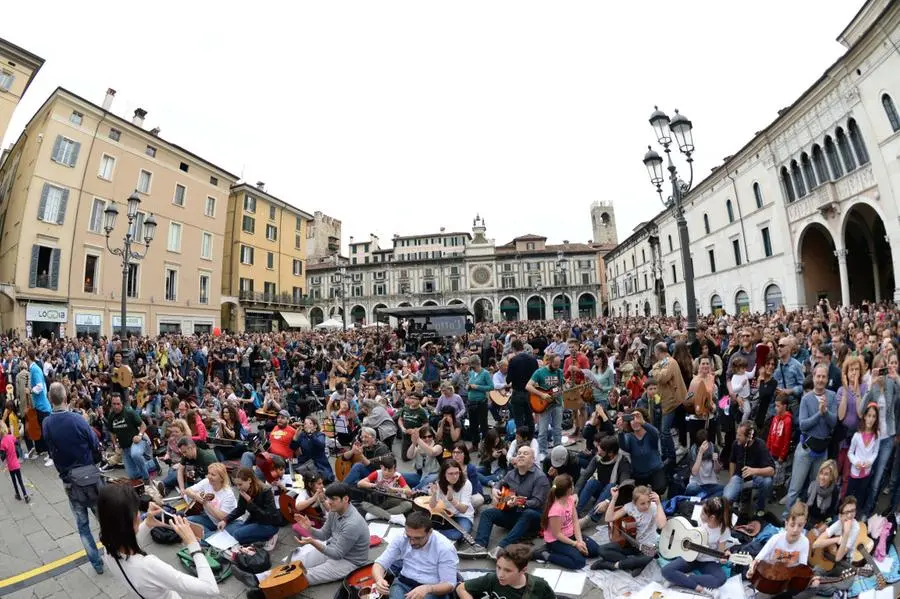 Mille chitarre in piazza