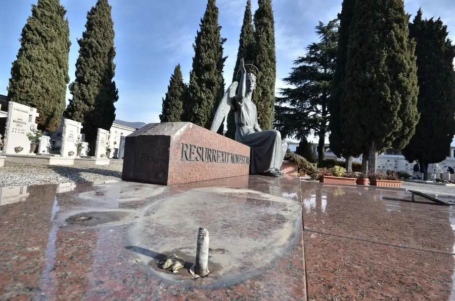 Il cimitero di Mompiano e le tombe sfregiate