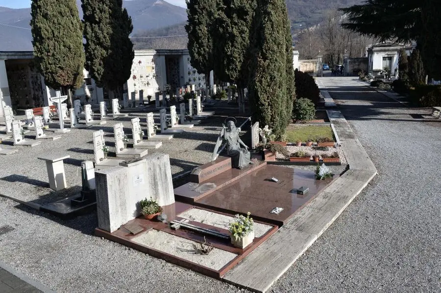 Il cimitero di Mompiano e le tombe sfregiate