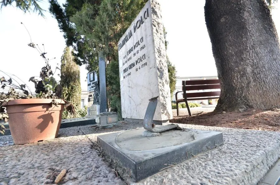 Il cimitero di Mompiano e le tombe sfregiate