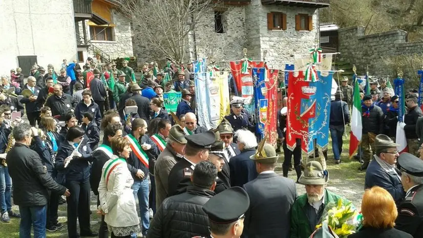 La cerimonia d'inaugurazione del monumento per le vittime del lago d'Arno