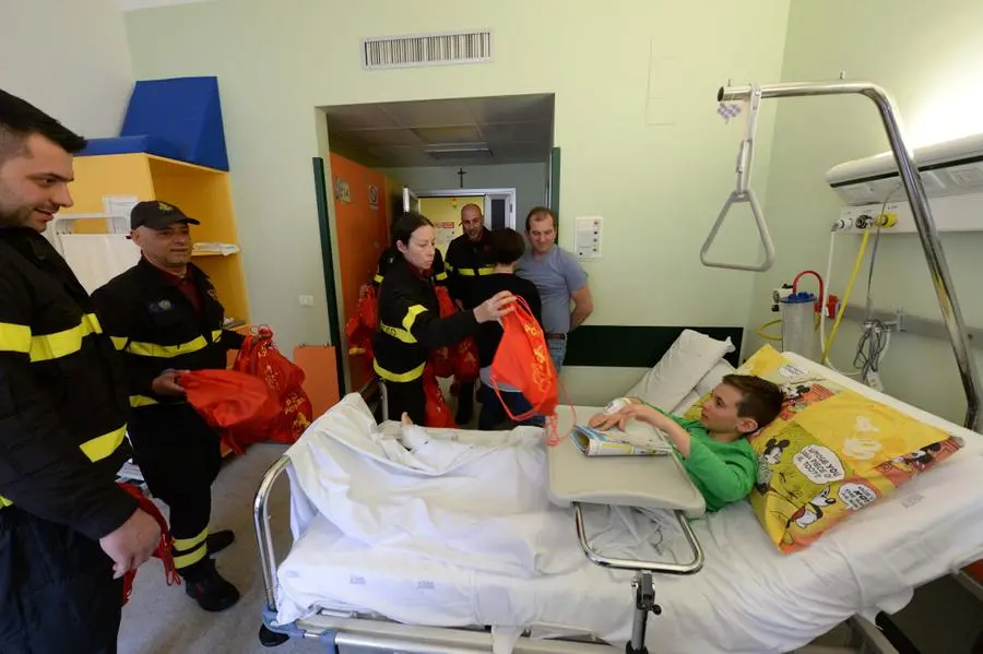 I vigili del fuoco tra i bambini in ospedale