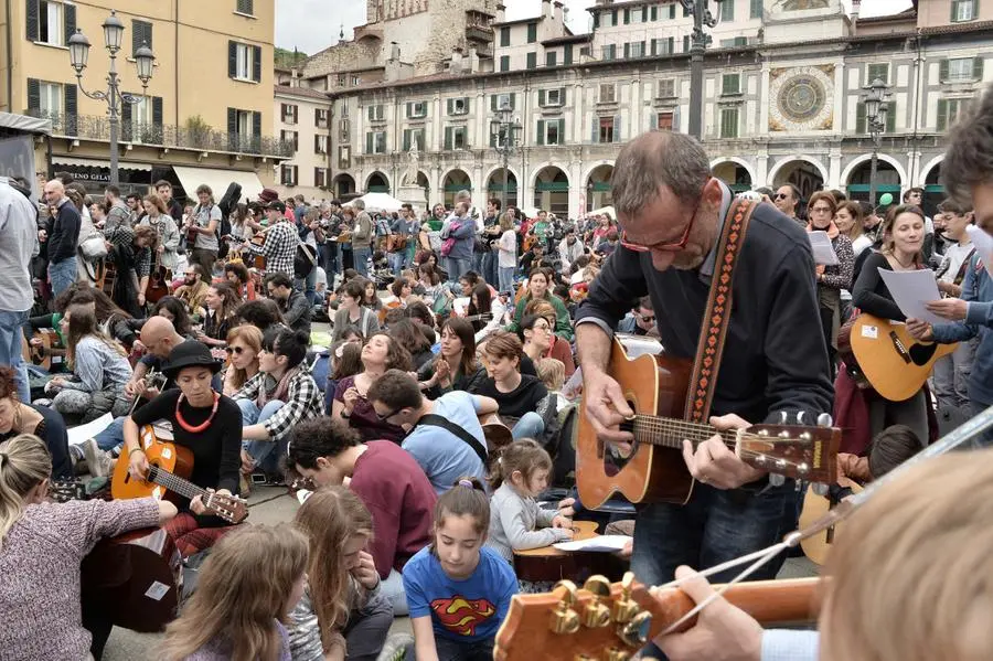 Mille chitarre in piazza