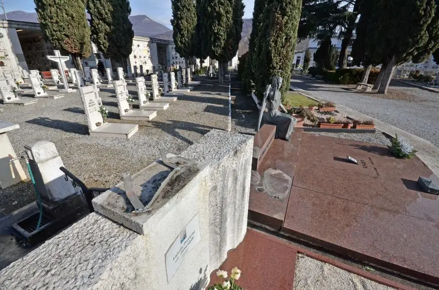 Il cimitero di Mompiano e le tombe sfregiate