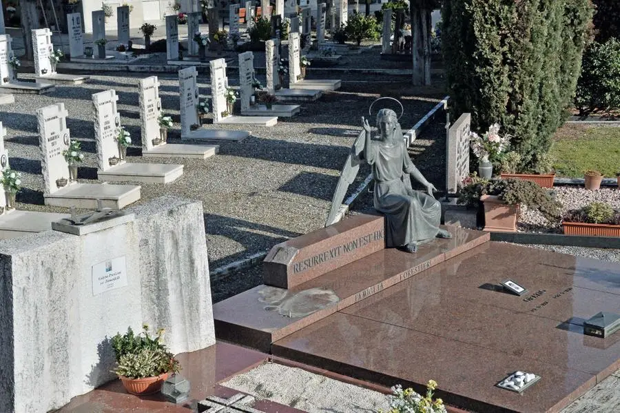 Il cimitero di Mompiano e le tombe sfregiate