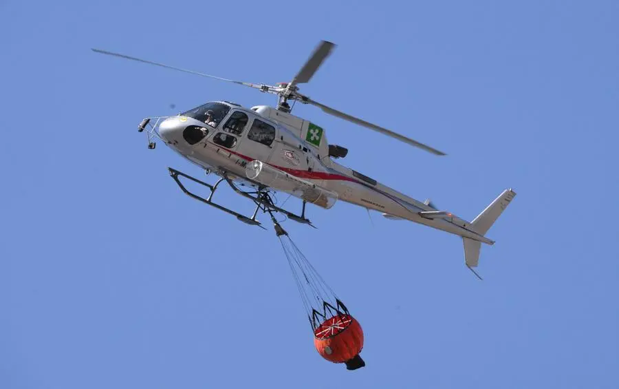 L'elicottero della Forestale in azione a Lumezzane